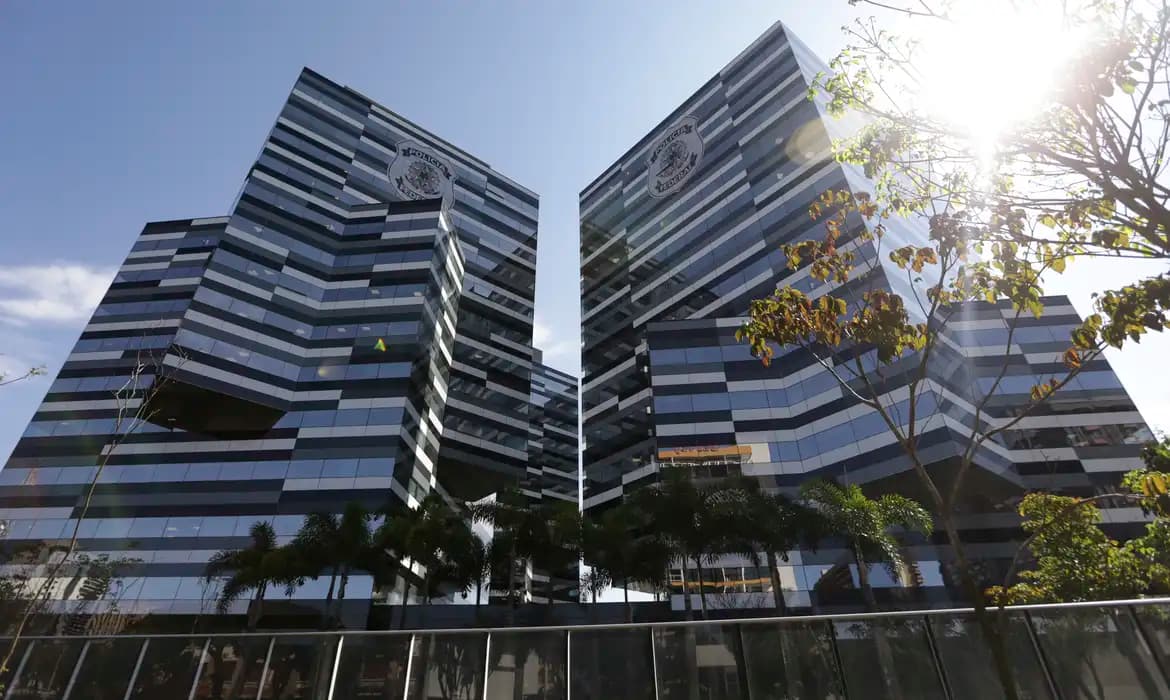 PF prende passageiro chileno por injúria racial e homofóbica em voo internacional