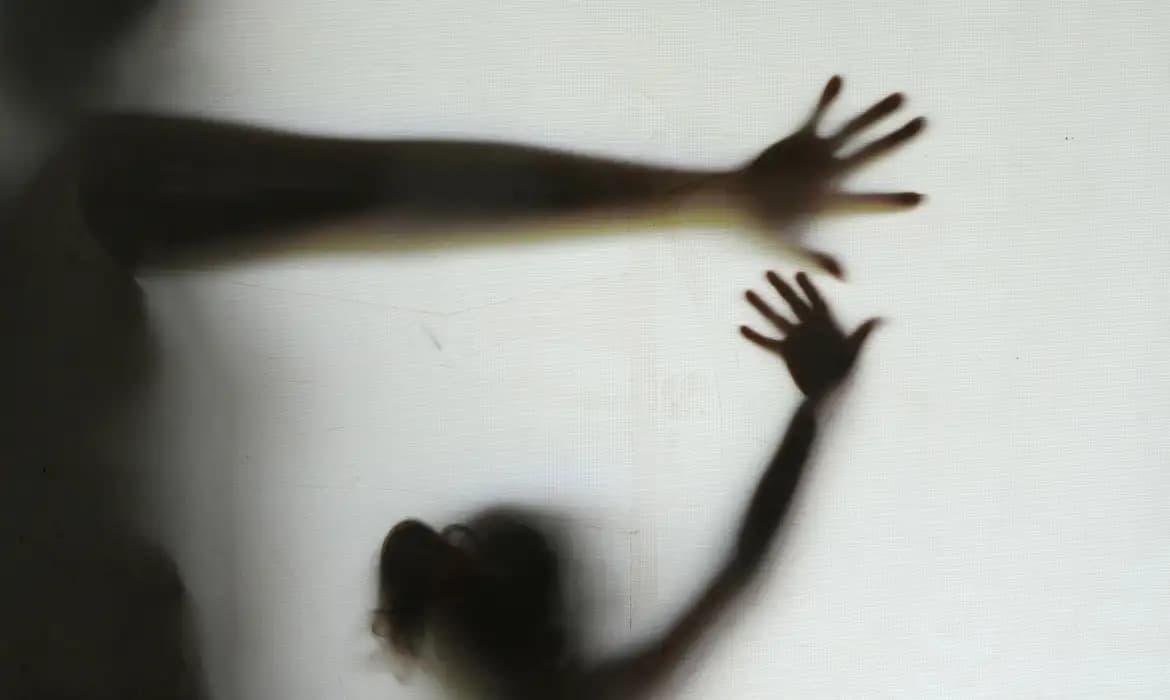 Violência Sexual Contra Meninas: Brasil Registra Média de 64 Casos Diários e Aumento Alarmante