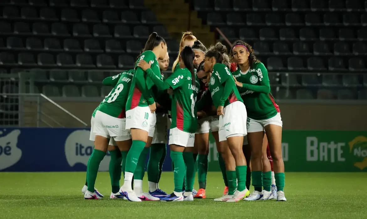 Palmeiras vence Botafogo e se aproxima da liderança no Brasileirão Feminino