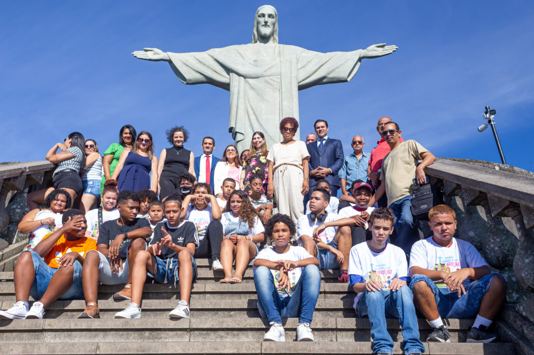 Criancas E Adolescentes A Espera De Adocao Visitam O Cristo Redentor