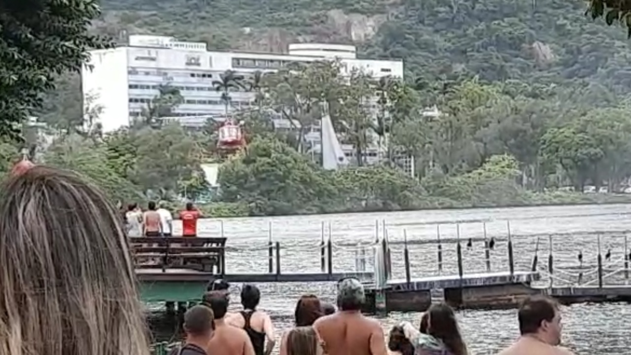 Helicoptero Cai Com Cinco Pessoas Na Lagoa Rodrigo De Freitas