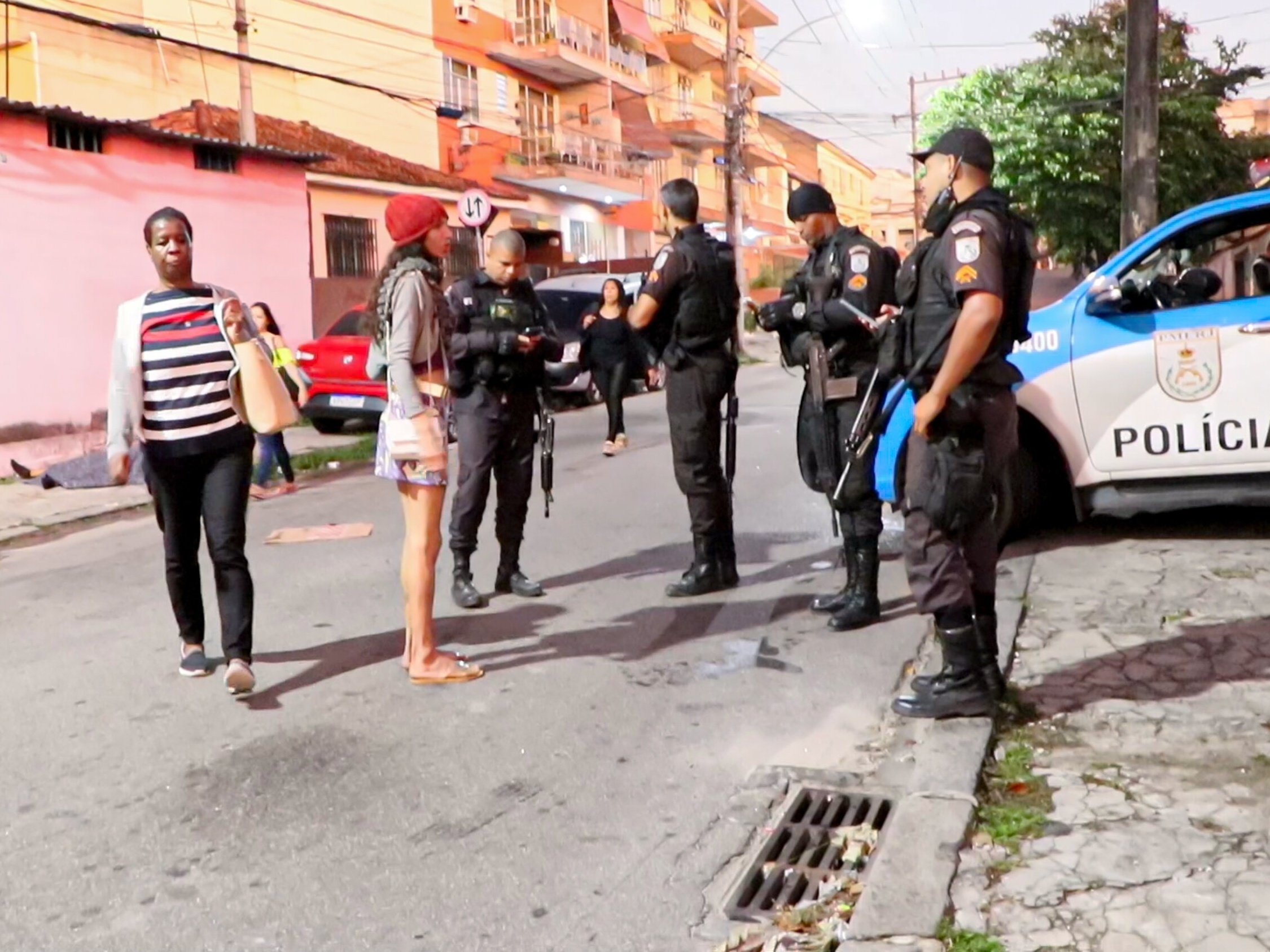 policiais na vila cruzeiro apos operacao que terminou com 11 mortos e dois feridos 1653411102124 v2 4x3