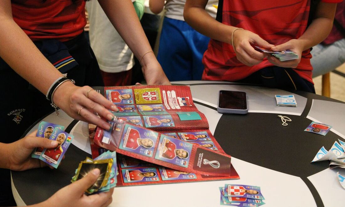 troca de figurinhas da copa diverte colecionadores e fas do esporte