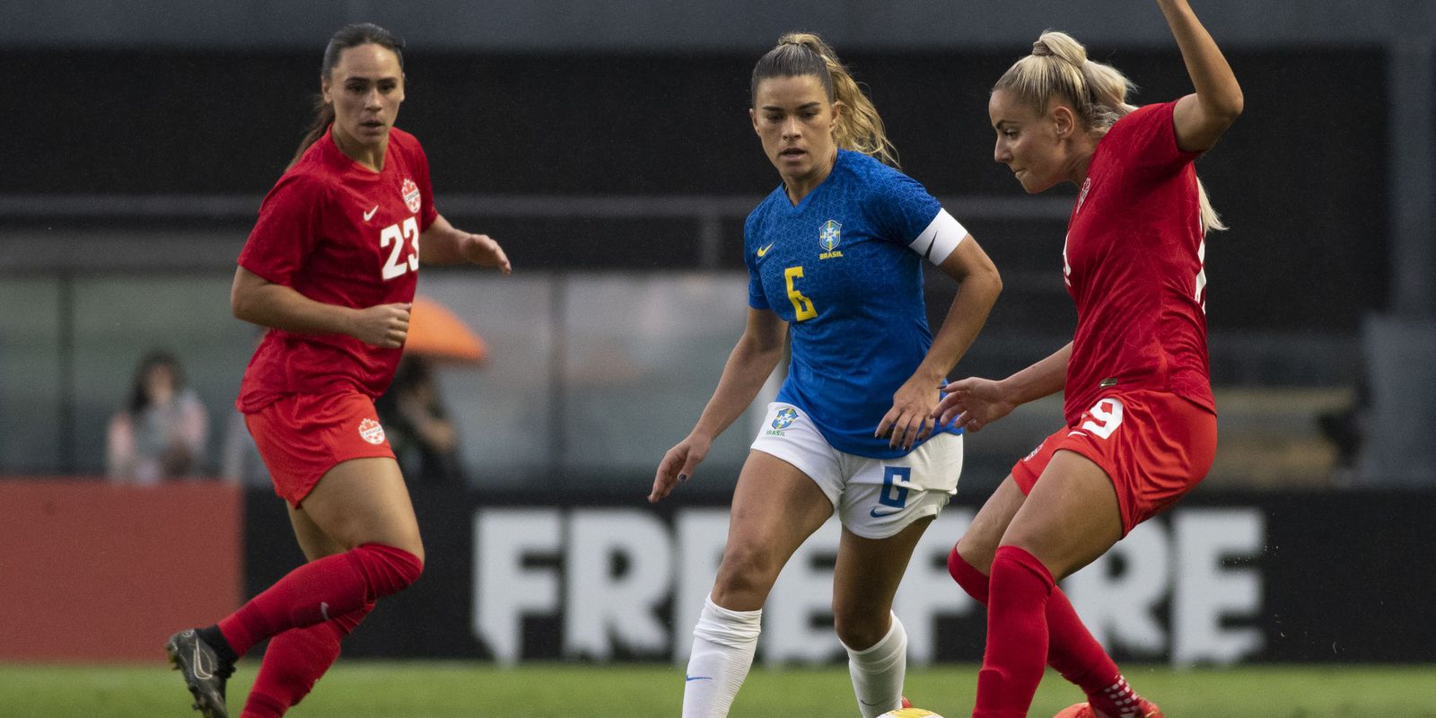 brasil sofre nas jogadas pelo alto e perde amistoso para o canada