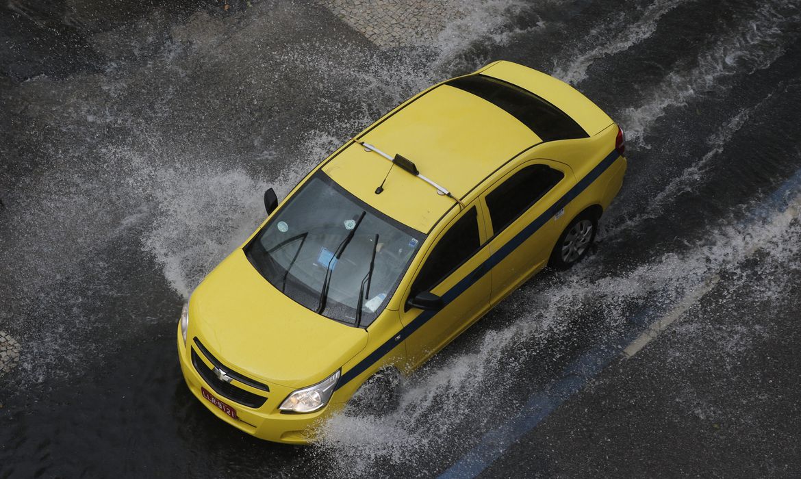 Chuva De Granizo E Temporal Atingem O Rio De Janeiro