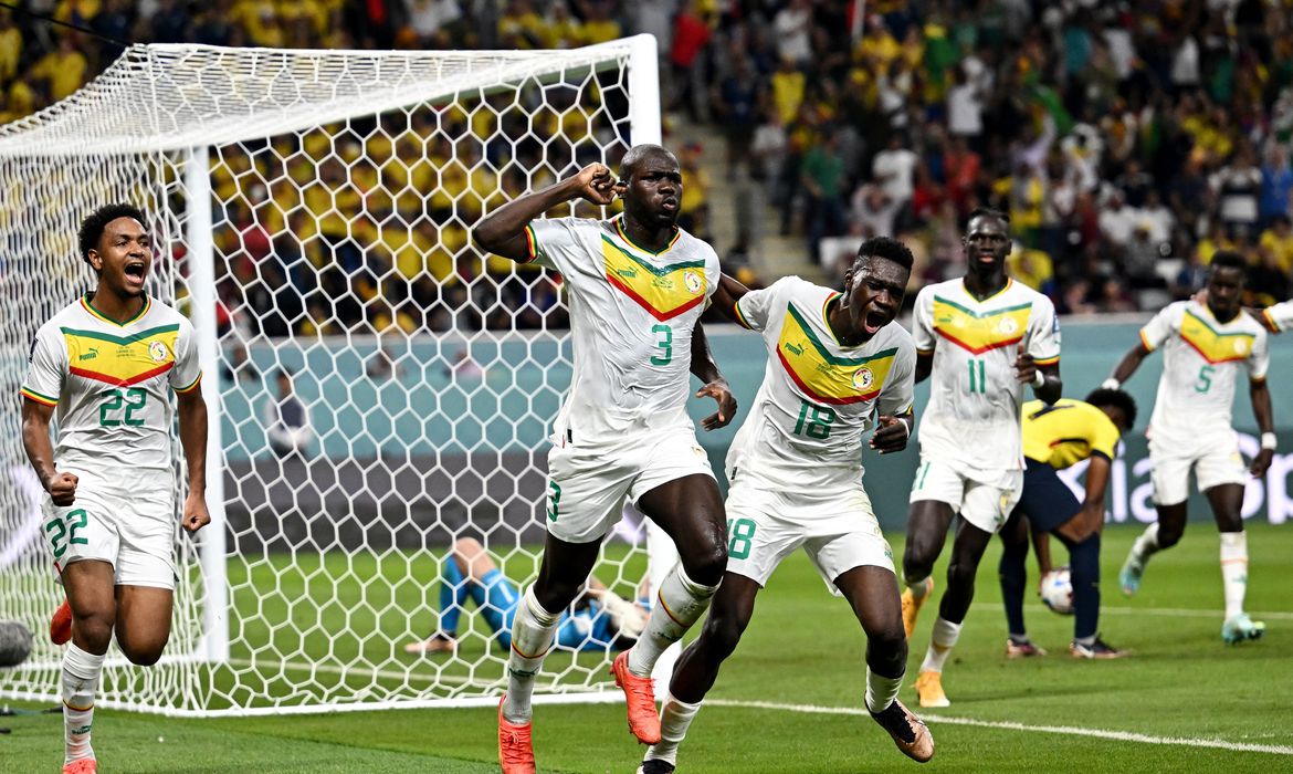 com homenagem a idolo senegal bate equador e vai as oitavas da copa