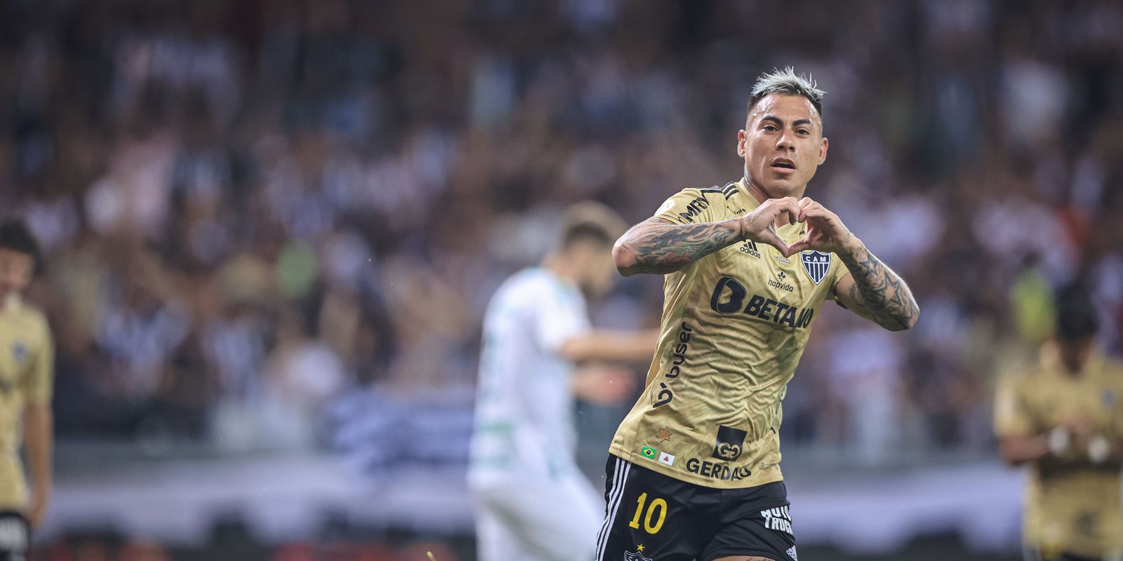 galo triunfa para manter vivo o sonho de vaga direta a libertadores