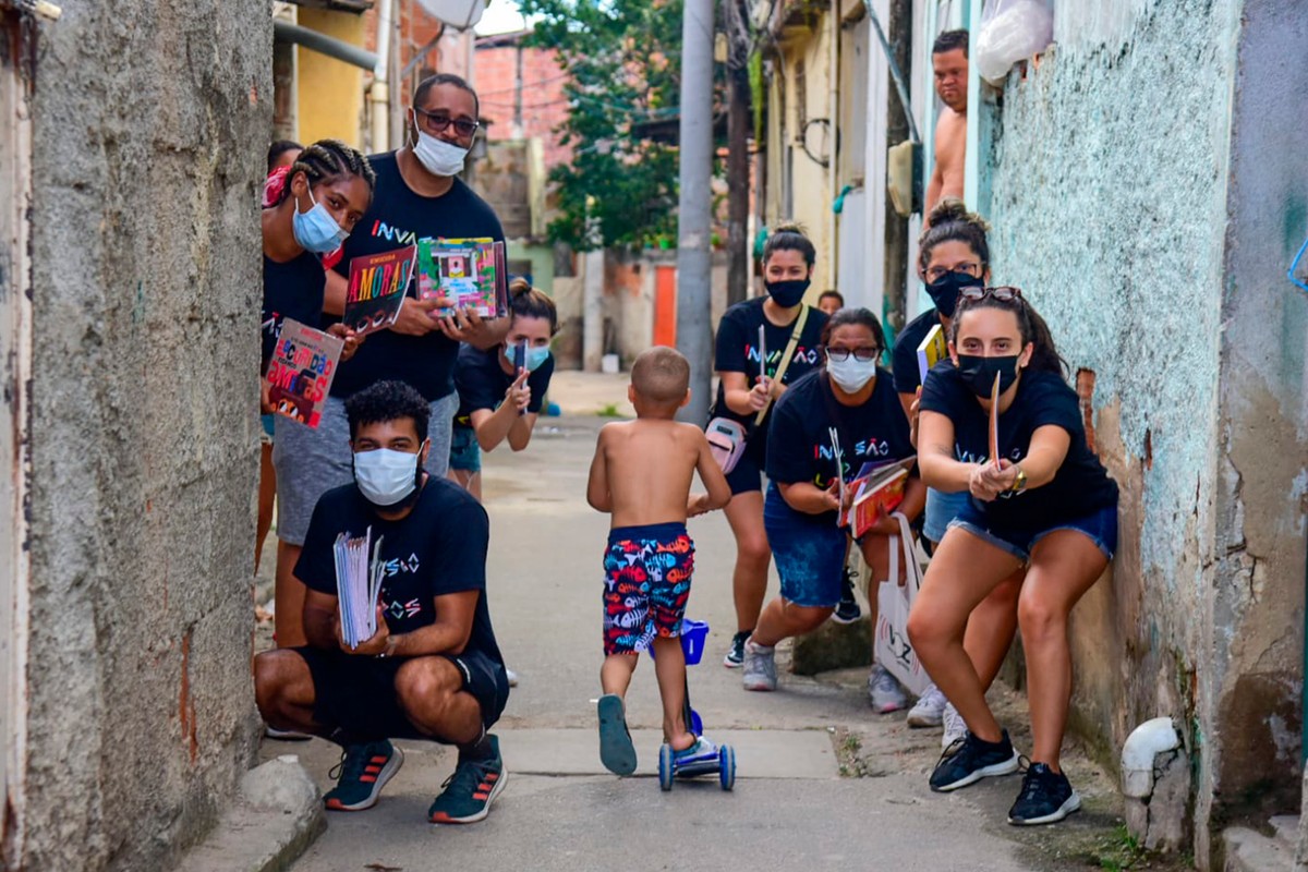 Moradores Do Alemao E Da Penha Recebem 5 Mil Livros Gratuitamente