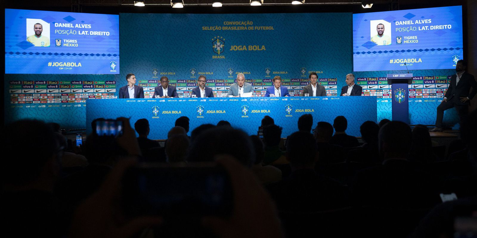 tite explica presenca de daniel alves e elogia nova geracao ofensiva