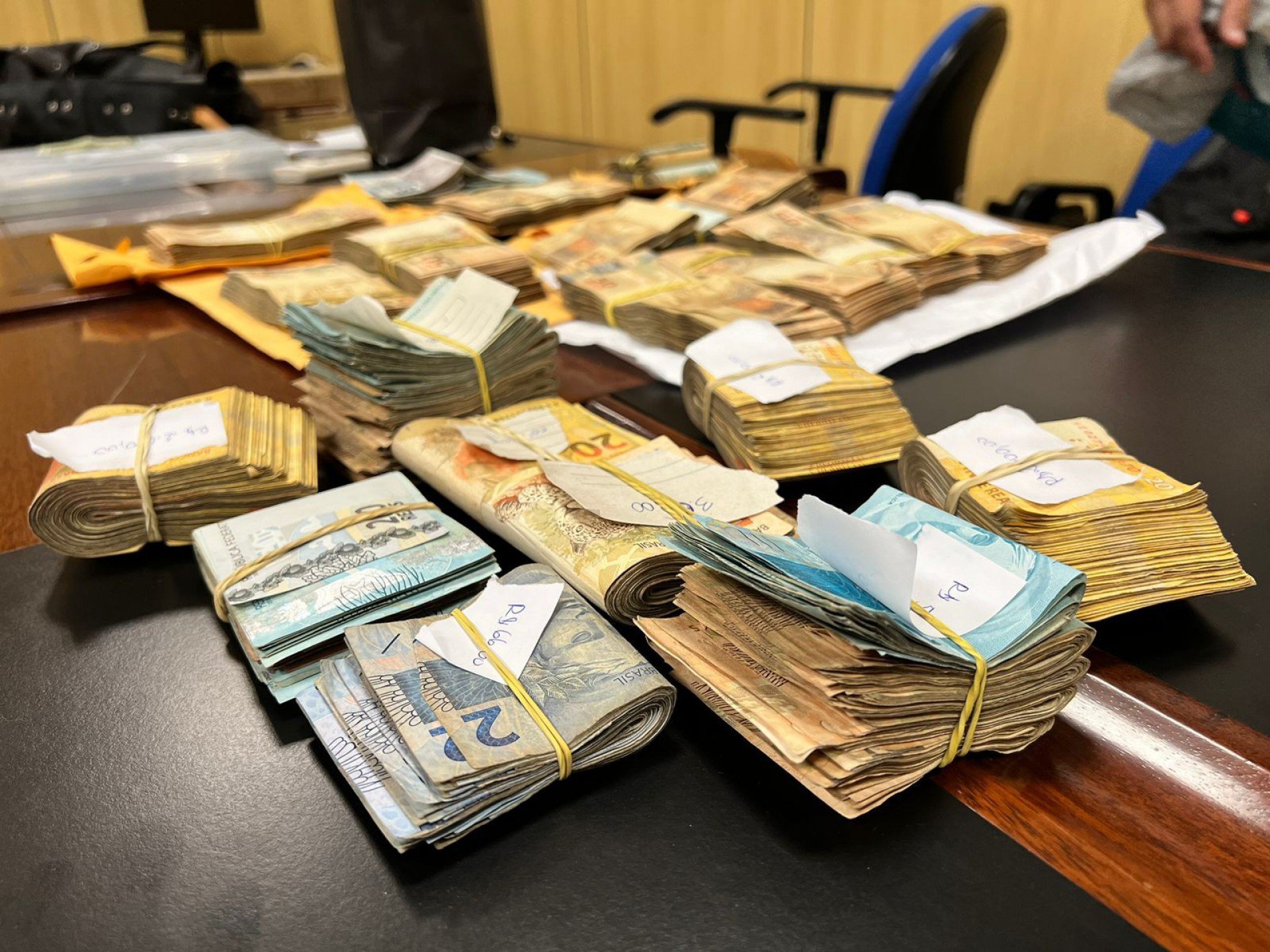 Pf Apreende Carros De Luxo Dinheiro E Pistola Em Casa Do Contraventor